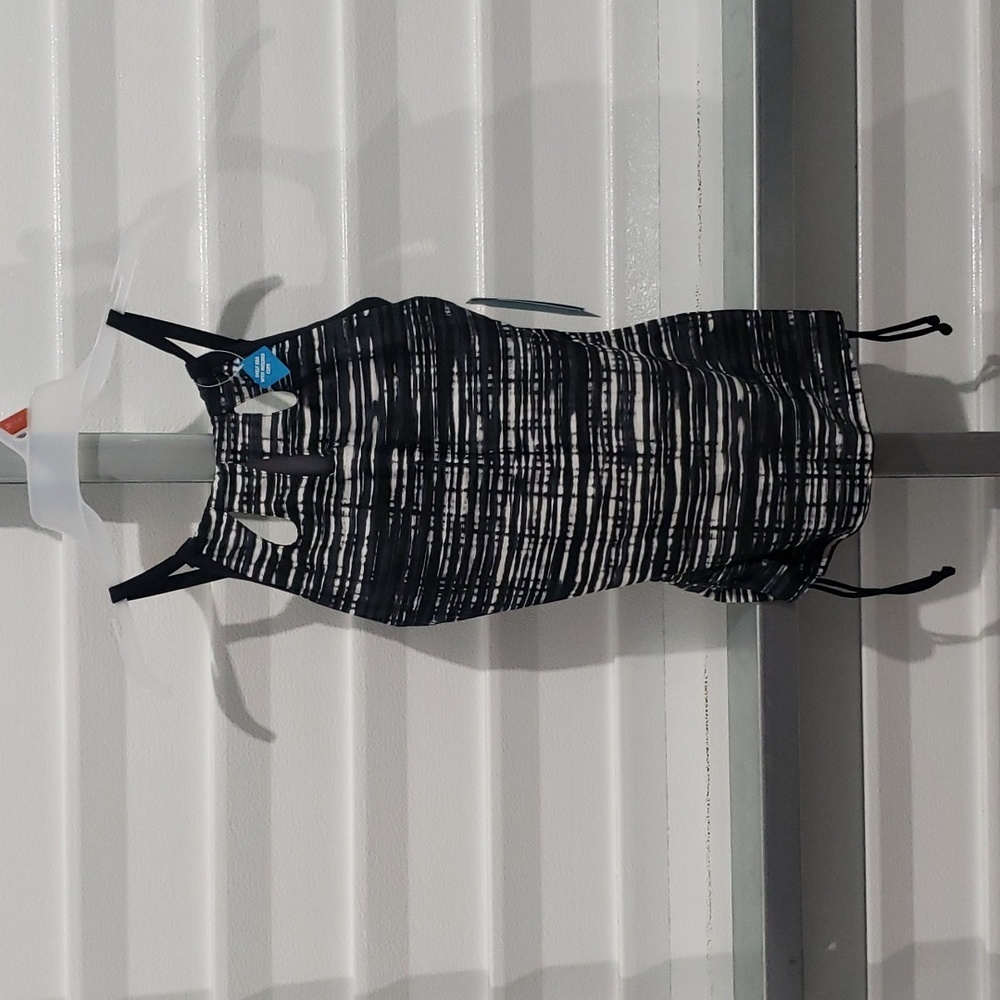 NWT HEATWAVE KEYHOLE HALTER‎ SWIM TOP SIZE SMALL